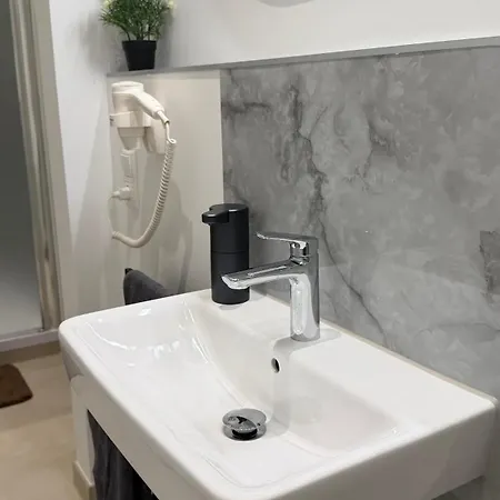 Meba Living Premium Queensize Bett, Wlan, Kueche & Nespresso Apartment *